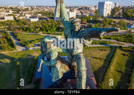 Vue aérienne le marin et Soldat monument à l'exploit des défenseurs de Sébastopol durant la Seconde Guerre mondiale, sur la colline du Cap Crystal Banque D'Images