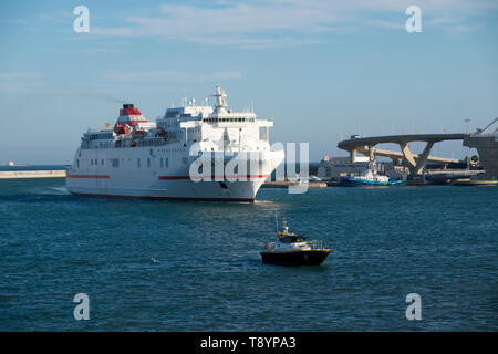 56/5000 Juan J. Ferry Sœur entrer dans le port de Barcelone. Banque D'Images