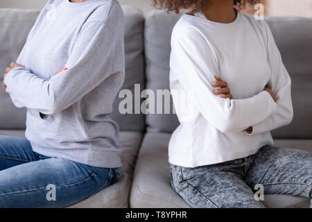 Close up African American mother and teen fille après querelle Banque D'Images