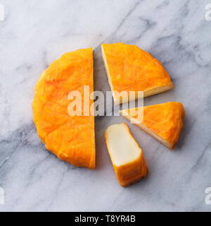 Avec Fromage lavé le zeste d'orange. Le français ou l'allemand. En arrière-plan du tableau. Vue d'en haut. Banque D'Images