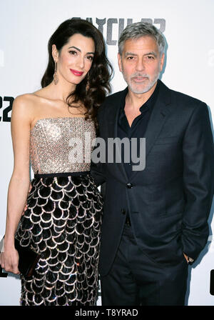 Amal Clooney (à gauche) et George Clooney participant à la capture-22 UK Premiere, tenue au cinéma VUE Westfield, Londres. Banque D'Images