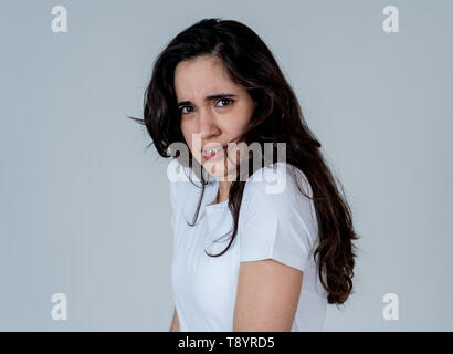 Portrait de jeune femme latine sentiment effrayé et choqué de faire peur, l'anxiété des gestes. Terrifié à la couvrant elle-même. Copier l'espace. En négatif hu Banque D'Images