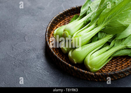 Le Bok choy salade fraîche sur plaque de bois. Fond gris. Copier l'espace. Banque D'Images