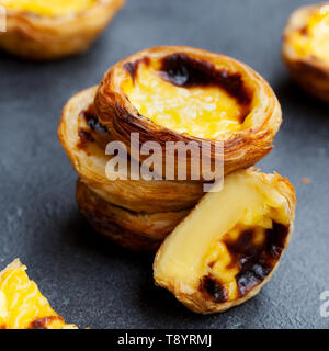 Tarte aux oeufs, dessert portugais traditionnel, le pastel de nata, pasteis. Fond d'ardoise. Close up. Banque D'Images