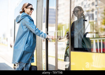 Qui entre dans l'entrée de la station de tramway moderne à la Banque D'Images