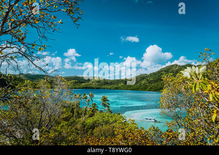 Belle vue d'un serpent tropical island avec une belle barre de sable à marée basse. El-Nido, Palawan, Philippines. Banque D'Images