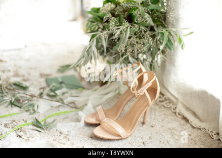 Détails de mariage, bouquet de mariée, chaussures vert sur une fenêtre en béton-sill d'une fenêtre-pan Banque D'Images