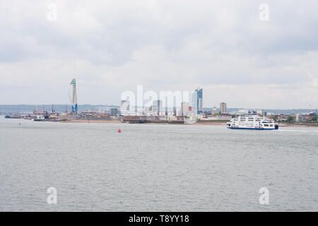 Regardant à nouveau le port de Portsmouth depuis le pont d'un ferry Wightlink Banque D'Images