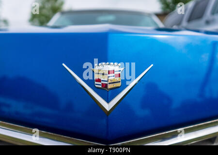 BERLIN - 27 avril 2019 : emblème de la voiture de luxe Cadillac Coupe de Ville, 1968 Banque D'Images