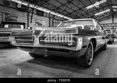 BERLIN - avril 27, 2019 : voiture de luxe Personnel, Pontiac Grand Prix 1967. Noir et blanc. Banque D'Images