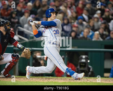 New York Mets droit fielder Michael Conforto (30) de chauves-souris dans la huitième manche contre les Nationals de Washington au Championnat National Park de Washington, D.C. le 14 mai 2019. Il a fondé sur le lanceur à la fin à la batte. Les mets a gagné le match 6 - 2. Credit : Sachs / CNP/MediaPunch (restriction : NO New York ou le New Jersey Journaux ou journaux dans un rayon de 75 km de la ville de New York) Banque D'Images