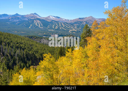 L'automne à Breckenridge - Une vue d'automne de pentes de ski de Breckenridge, Colorado, USA. Banque D'Images