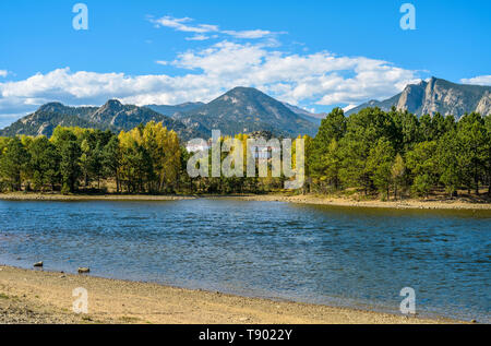 Lake Estes - Un automne sur le Lac Estes, avec l'Hôtel Stanley et les montagnes Rocheuses en arrière-plan, Estes Park, Colorado, USA. Banque D'Images