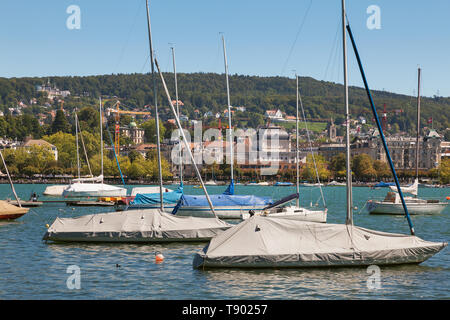 Zurich, Suisse - le 26 août 2010 : bateaux sur le lac de Zurich, les bâtiments de la ville de Zurich à l'arrière-plan Banque D'Images