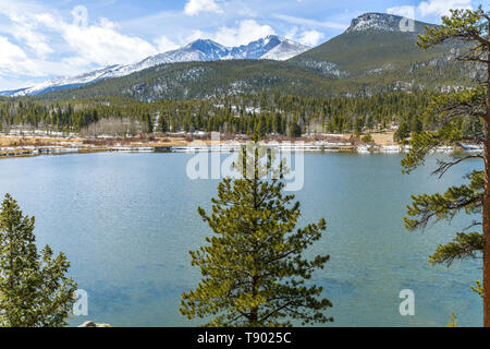 Lily Lake - un printemps vue sur lac Lily, avec Mt. Meeker et Longs Peak s'élève en arrière-plan, dans le Parc National des Montagnes Rocheuses, Estes Park, CO, États-Unis d'Amérique. Banque D'Images