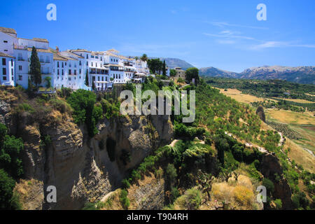 Vue sur village ancien situé à Ronda sur plateau entouré de plaines rurales en Andalousie, Espagne Banque D'Images