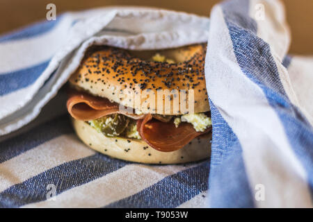 Sandwich enveloppée dans un drap. Banque D'Images