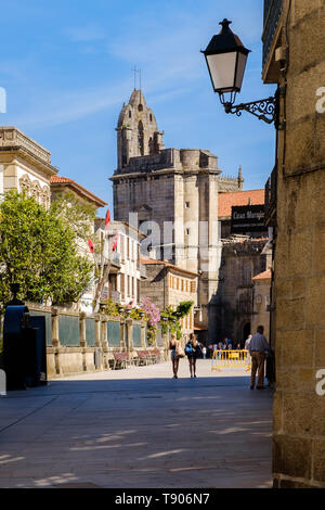 Pontevedra , Espagne - 12 mai 2019 : les touristes et les pèlerins parcourent les rues où de magnifiques bâtiments sont situés dans la ville historique espagnol, Ponte Banque D'Images