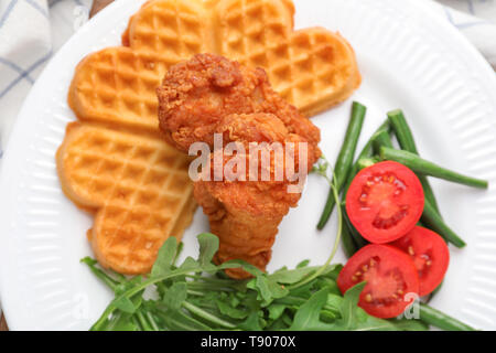 Gaufres en forme de coeur avec le poulet et les légumes sur la plaque, gros plan Banque D'Images