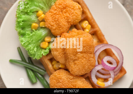 Plaque avec délicieux gaufre et nuggets de poulet, closeup Banque D'Images