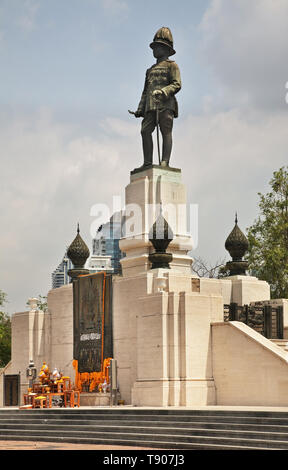 Memorial statue du Roi Rama VI à l'entrée de Parc Lumphini à Bangkok. Royaume de Thaïlande Banque D'Images