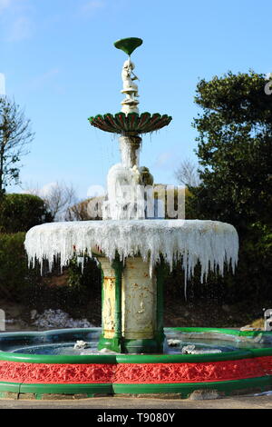 La ferronnerie classé grade 2 fontaine dans la promenade jardins de st annes on sea. L'eau a gelé en laissant les glaçons dans l'égoutture du matin Banque D'Images