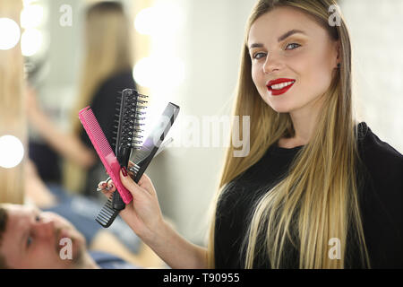 Professional Female Hairstylist avec brosse Banque D'Images