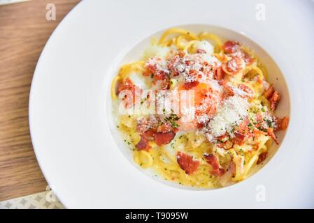 Spaghetti alla carbonara en plaque blanche Banque D'Images
