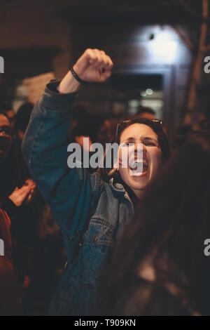 Granada, Espagne - 08 mars 2019 : les femmes, les hommes et les enfants ensemble célébrer la Journée internationale de la femme d'un avenue cet hôtel se situe au centre. Banque D'Images