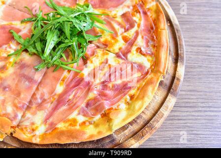 Voir portrait de Prosciutto di Parma Pizza à la roquette sauvage organique. Banque D'Images