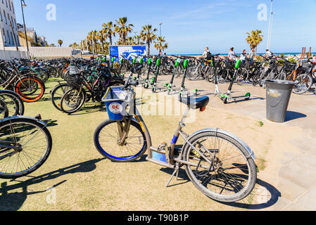 Valencia, Espagne - 12 mai 2019 : parking, avec beaucoup d'un service de location de vélos pour les touristes sur la plage Malvarrosa de Valence. Banque D'Images