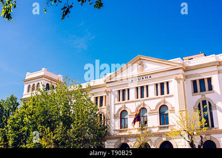 Valencia, Espagne - 12 mai 2019 : Façade de l'édifice des douanes du port de Valence. Banque D'Images