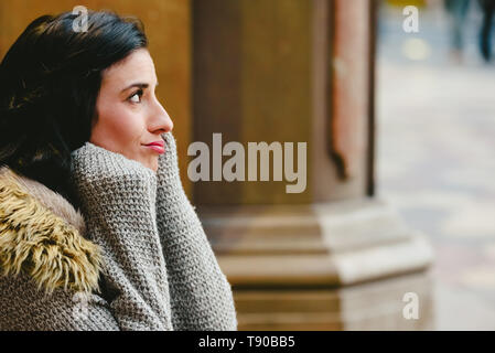 Portrait of smiling mature woman avec des doutes. Banque D'Images