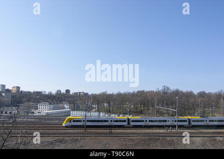 STOCKHOLM, Suède - 21 avril 2019 : Le train Arlanda Express sur la piste le 21 avril 2019 à Stockholm, en Suède. Banque D'Images