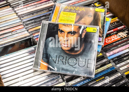 Nadarzyn, Pologne, le 11 mai 2019 : album CD Enrique Iglesias Enrique 1999 sur l'affichage pour la vente, célèbre chanteur espagnol, auteur-compositeur, acteur, collection de CD Banque D'Images