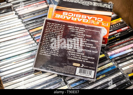 Nadarzyn, Pologne, le 11 mai 2019 : Run-DMC CD album à pied de cette façon, le meilleur de sur l'affichage pour la vente, célèbre groupe de hip-hop américain, collection de musique CD Banque D'Images