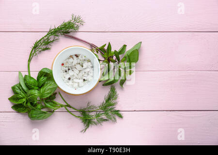 Herbes aromatiques fraîches et d'épices sur fond de bois de couleur Banque D'Images