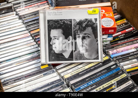 Nadarzyn, Pologne, le 11 mai 2019 : Tears for Fears Collections CD album sur l'écran de vente, célèbre groupe de rock pop anglaise par Orzabal et Curt Smith Banque D'Images