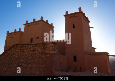 Lever du soleil à l'argile de la Kasbah Ait Ben Haddou, une "ville fortifiée" ou ksar, entre la route des caravanes Sahara et Marrakech, Maroc Banque D'Images