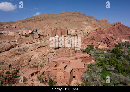 Vue sur un village de montagne dans la région de gorges du Dadès, Atlas, Maroc Banque D'Images