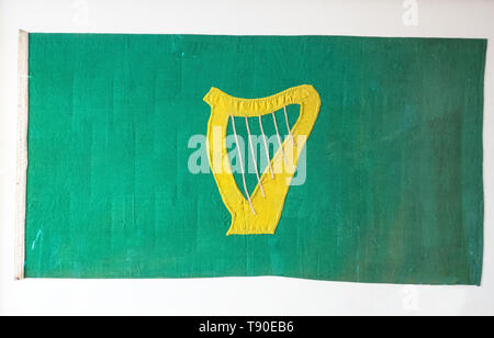 Dublin, Irlande - 10 mars, 2019. Drapeau irlandais vert jaune symbole de harpe. Un drapeau à l'aide de l'état Leinster harp Banque D'Images