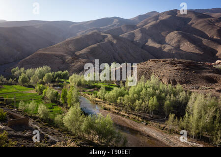 Vue sur une rivière près d'un village de montagne dans la région de gorges du Dadès, Atlas, Maroc Banque D'Images