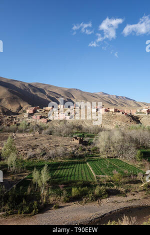 Vue sur un village de montagne dans la région de gorges du Dadès, Atlas, Maroc Banque D'Images