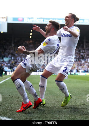 Le Leeds United Stuart Dallas (à gauche) fête marquant son premier but de côtés du jeu avec Luke Ayling durant la Sky Bet Play-Off du championnat, demi-finale, deuxième partie match à Elland Road, Leeds. Banque D'Images