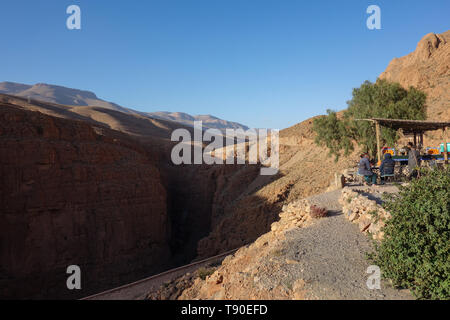 Vue sur le col de montagne à gorges du Dadès, Atlas, Maroc Banque D'Images