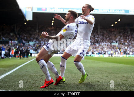 Le Leeds United Stuart Dallas (à gauche) fête marquant son premier but de côtés du jeu avec Luke Ayling durant la Sky Bet Play-Off du championnat, demi-finale, deuxième partie match à Elland Road, Leeds. Banque D'Images