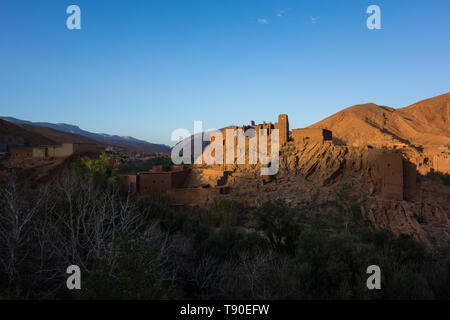 Vue sur un village de montagne dans la région de gorges du Dadès, Atlas, Maroc Banque D'Images