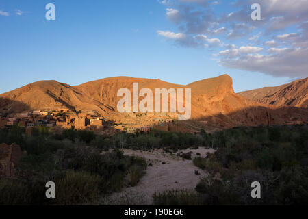 Vue sur un village de montagne dans la région de gorges du Dadès, Atlas, Maroc Banque D'Images