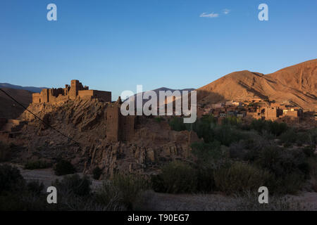 Vue sur un village de montagne dans la région de gorges du Dadès, Atlas, Maroc Banque D'Images