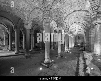 Abbadia San Salvatore, Italie - 24 Avril 2019 : Intérieur avec des piliers dans une crypte. Banque D'Images